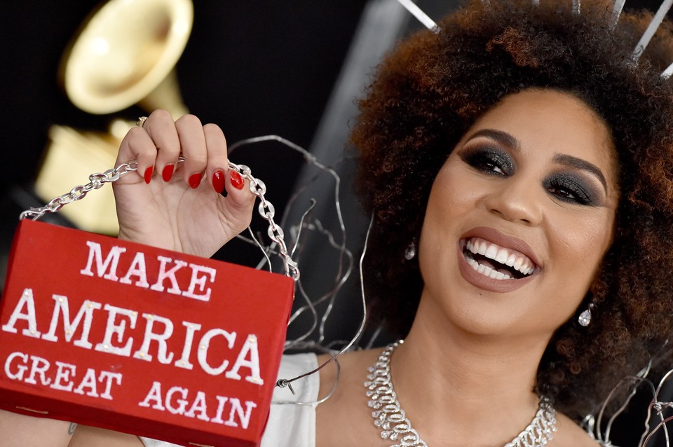 Grammy 2019: Joy Villa w kreacji na cześć Donalda Trumpa