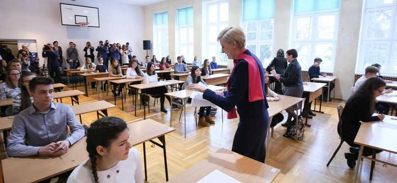 Pierwsza dama lektorką podczas dyktanda z języka niemieckiego w Kałuszynie