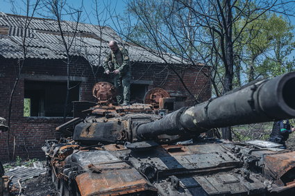 Ukraińscy mechanicy naprawiają rosyjskie czołgi. Będą ponownie wykorzystane w walce