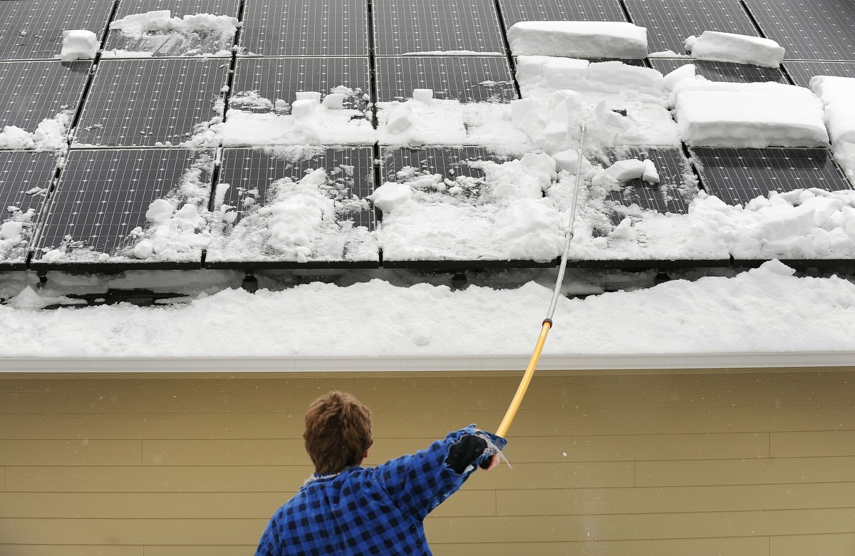 Panele fotowoltaiczne pod śniegiem. Kiedy warto je odśnieżyć, a kiedy lepiej zostawić?