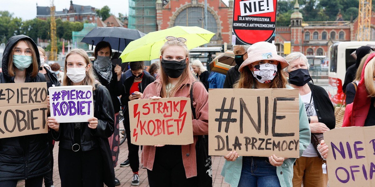 Protest na ulicach Warszawy. Polki przeciwko wypowiedzeniu konwencji antyprzemocowej