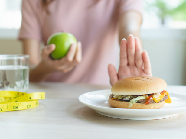 Czemu tak trudno zrezygnować z burgerów i prowadzić zdrowy styl życia?