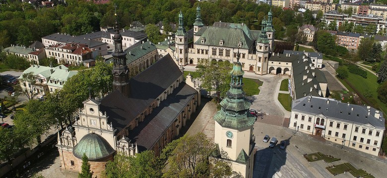 Awantura o drogę bez nazwy w centrum Kielc. Jak Kargul z Pawlakiem