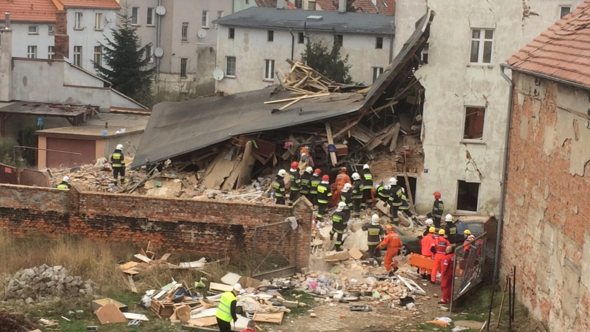 Urząd miejski w Świebodzicach na swojej stronie opublikował listę najpotrzebniejszych rzeczy dla osób, które w wyniku zawalenia kamienicy straciły bliskich i dach nad głową. Przypomnijmy, w katastrofie budowlanej zginęło sześć osób, a cztery zostały ranne. Sześć rodzin straciło dorobek całego życia.