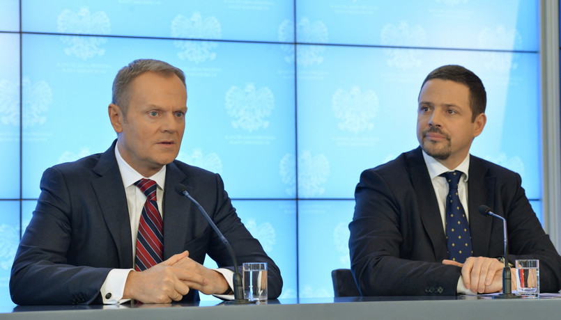 Premier Donald Tusk i minister administracji i cyfryzacji Rafał Trzaskowski podczas konferencji prasowej