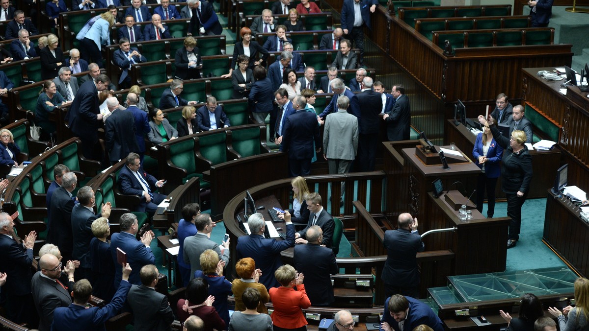 Sejm, Senat i prezydent nie powinni ingerować w skład TK, by realizować krótkowzroczne cele polityczne, ponieważ w ten sposób godzą w prawa i wolności nas wszystkich - powiedział po wyroku Trybunału mec. Mikołaj Pietrzak z Naczelnej Rady Adwokackiej.