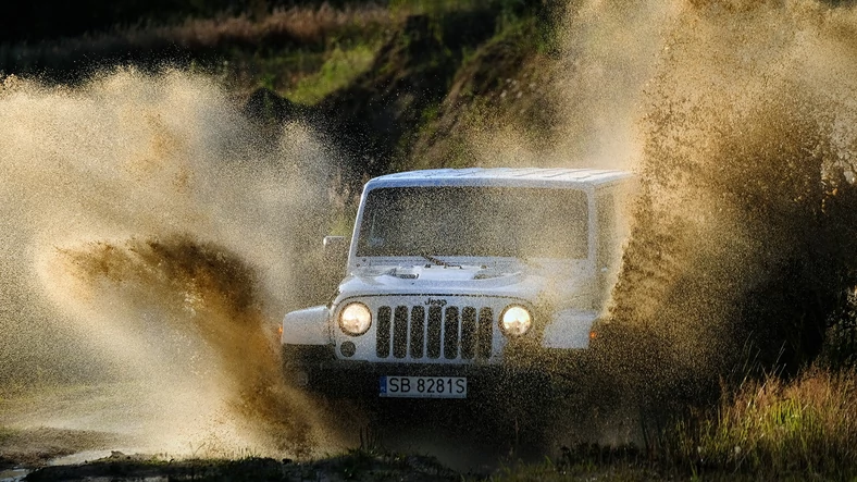 Uczestnicy warsztatów fotografowali Jeepy jeżdżące w terenie.