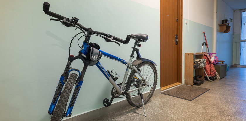 Czy sąsiad może trzymać rower i wózek na klatce schodowej? Opinia prawnika