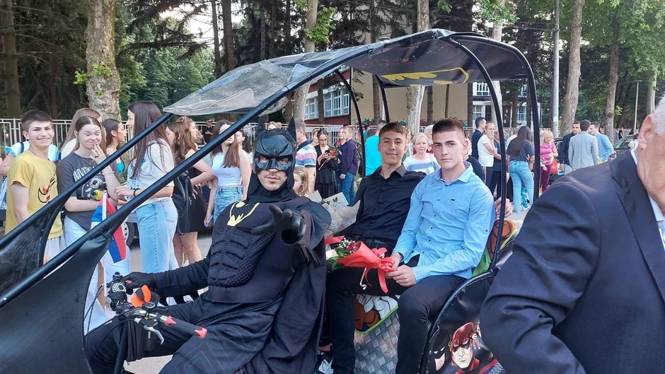 Dvojicu maturanata na malu maturu dovezao Betmen rikšom