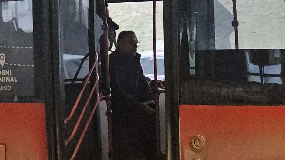 Bane Mojićević u autobusu