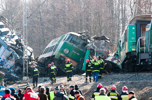 Akcja poszukiwawcza na miejscu katastrofy kolejowej w Szczekocinach koło Zawiercia.