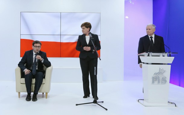 Konferencja „Układ zamknięty – czyli jak niszczy się konkurentów politycznych. Na zdjęciu od lewej: wójt gminy Pcim Daniel Obajtek, wiceprezes PiS Beata Szydło oraz prezes PiS Jarosław Kaczyński, Warszawa, kwiecień 2013 r.