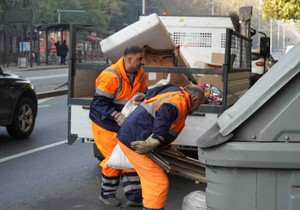 Radnici "Gradske čistoće" odnose kabasti otpad, ilustracija