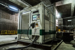 Dźwig na baterie? Rewolucja akumulatorowa przenosi się z autostrad na place budowy