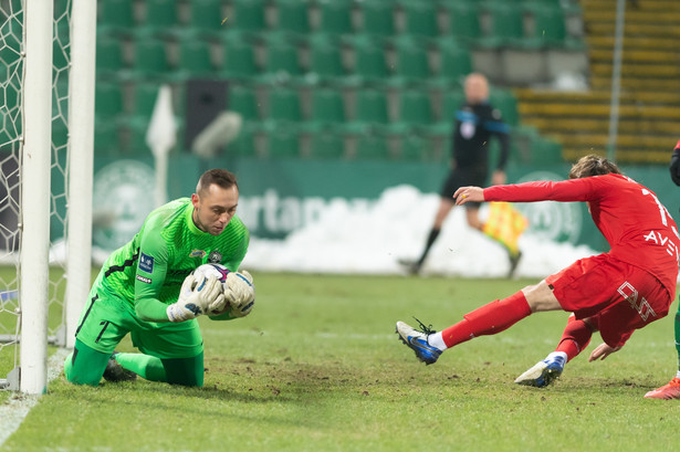 Zawodnik Warty Poznań Adrian Lis (L) i Matej Hanousek (P) z Wisły Kraków podczas meczu 17. kolejki piłkarskiej Ekstraklasy