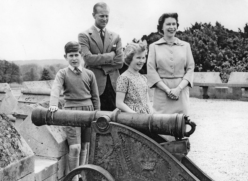 Książę Filip i królowa Elżbieta z dziećmi: Karolem i Anną