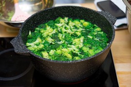 Brokoli će imati MNOGO BOLJI UKUS ako prestanete da ga kuvate i umesto toga počnete da ga spremate sa jednom PROSTOM NAMIRNICOM