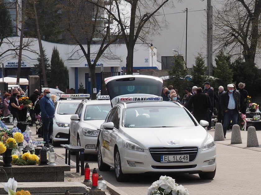 Pan Sławek do końca walczył z wirusem. Na jego pogrzebie zaśpiewał Krawczyk. Jak to możliwe?