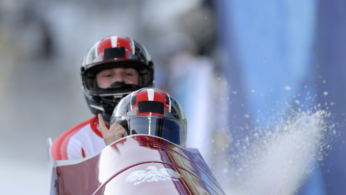 Polska dwójka - Marcin Niewiara i Dawid Kupczyk - zajmuje ex aequo z Włochami 13. miejsce po trzech ślizgach w zawodach bobslejowych na igrzyskach olimpijskich w Vancouver.