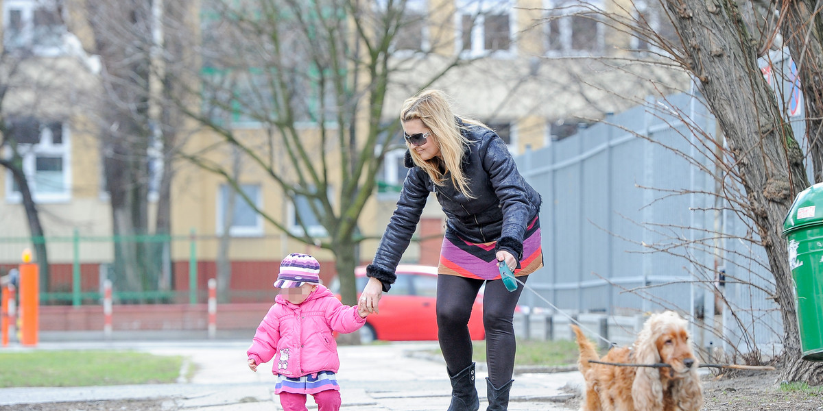 Katarzyna Skrzynecka na spacerze z córką