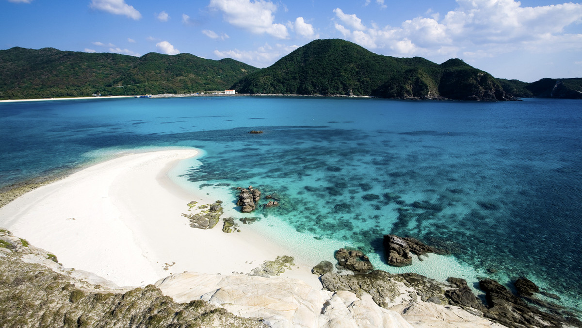 W jednym z najgęściej zaludnionych państw świata można znaleźć cudownie opustoszałe plaże i nieodkryty raj. Archipelag Okinawa, najbardziej na południe wysunięty skrawek Japonii spełni oczekiwania najbardziej wymagających turystów. Pod warunkiem, że uda im się tam dotrzeć - co wymaga wiele sprytu i zimnej krwi.