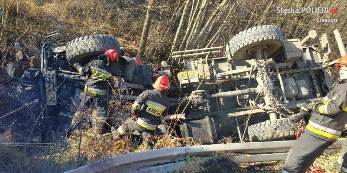 Ciężarówka dachowała w Wiśle - zdjęcia