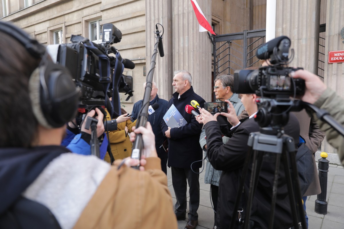 Sławomir Broniarz, Krzysztof Baszczyński przed budynkiem resortu edukacji