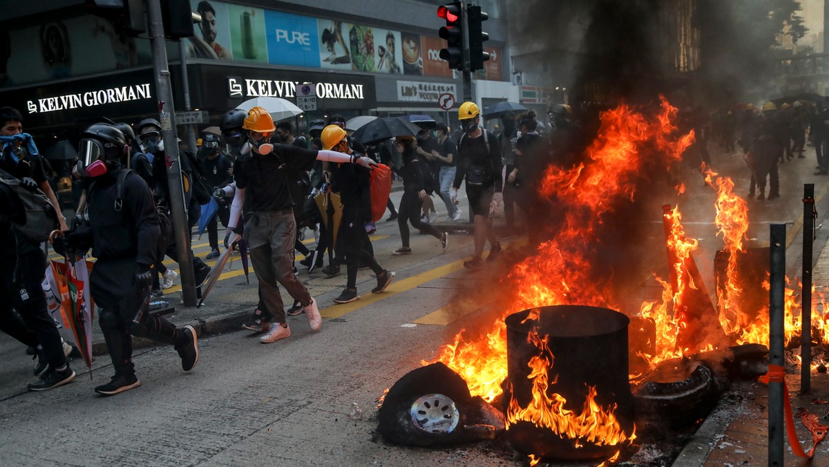 W Hongkongu po raz pierwszy policja strzelała do demonstrantów. Jeden z nich jest w stanie krytycznym. <a rel="nofollow" href="https://www.facebook.com/watch/?v=533304074168250" id="2265c77f-91a7-47f5-af7a-194bee057f89" data-link-role-code="none">Na nagraniu sprzed kilku godzin, widać, jak policjant z odległości pół metra strzela osiemnastoletniemu protestującemu w klatkę piersiową.</a> Zdjęcia z reanimacji wyglądają przerażająco. Hongkong zepsuł Chinom 70. rocznicę utworzenia chińskiej republiki, czyli dzień, w który chciały zademonstrować światu swoją potęgę. A będzie jeszcze gorzej. 