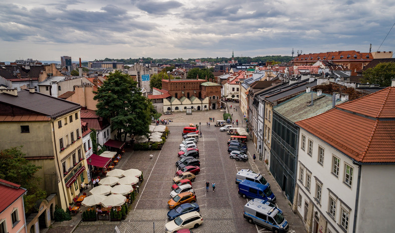 Widok ogólny na ulicę Szeroką na Kazimierzu w Krakowie. Widoczna Synagoga Stara na ulicy Szerokiej [fot. Andrzej Stawiński]