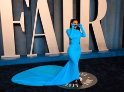 Kim Kardashian zawojowała pooscarowe przyjęcie "Vanity Fair" skrajnie opiętym ciałem