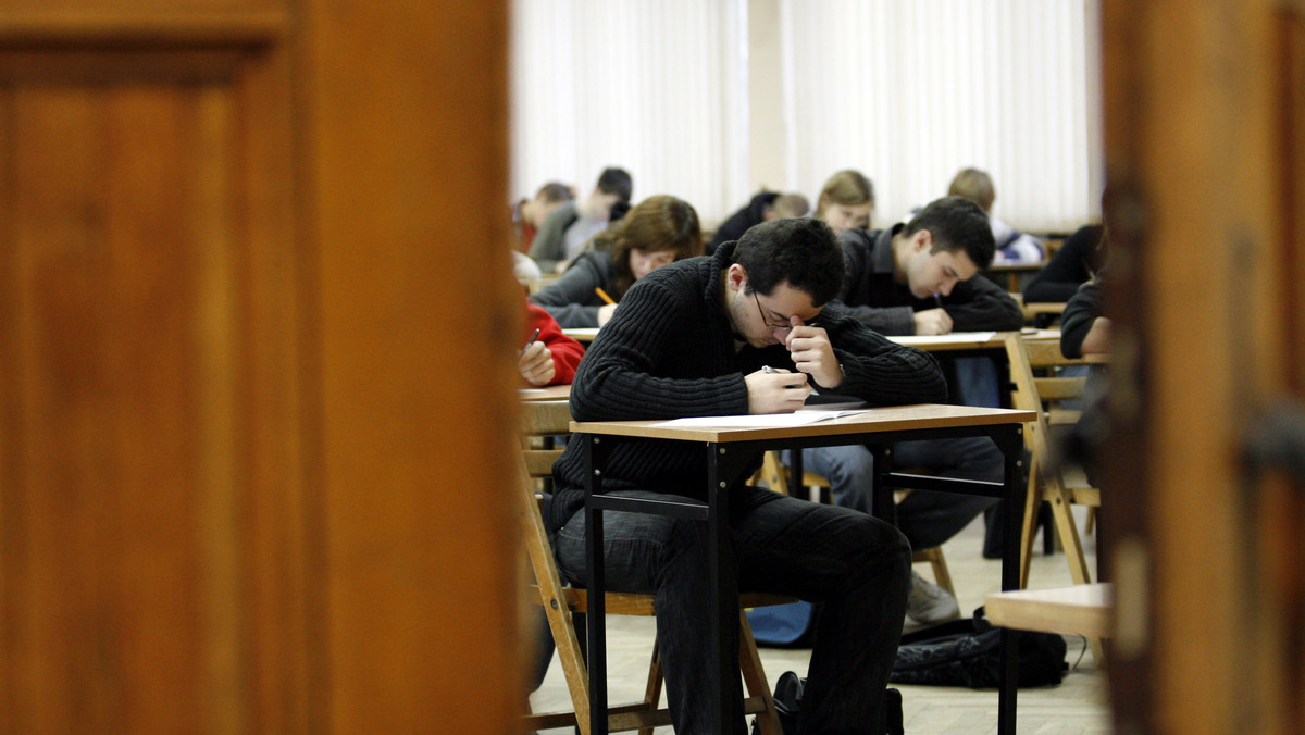 350 uczniów zdających egzamin z języka angielskiego złożyło wnioski do okręgowej komisji egzaminacyjnej w Łodzi o wgląd do swych prac maturalnych - informuje TVN 24.