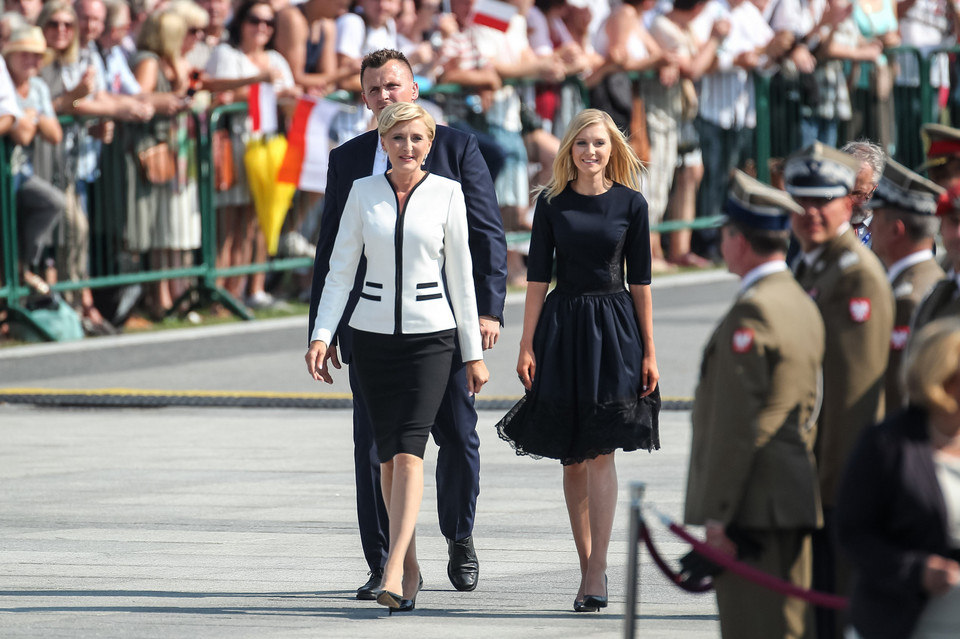 Kinga Duda i Agata Kornhauser-Duda podczas inauguracji prezydenta RP Andrzeja Dudy, Andrzej Duda na placu marszałka Piłsudskiego przyjął zwierzchnictwo nad Silami Zbrojnymi RP. 6 sierpnia 2015 r.