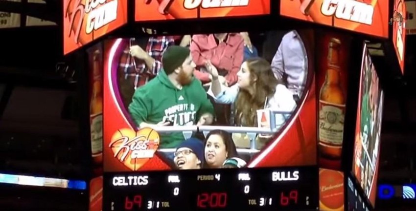 On je bio usred "važnog" telefonskog poziva i nije želeo da ga ona prekida