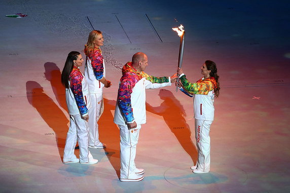 Kabajewa przejmująca znicz olimpijski w Soczi, 2014 r.