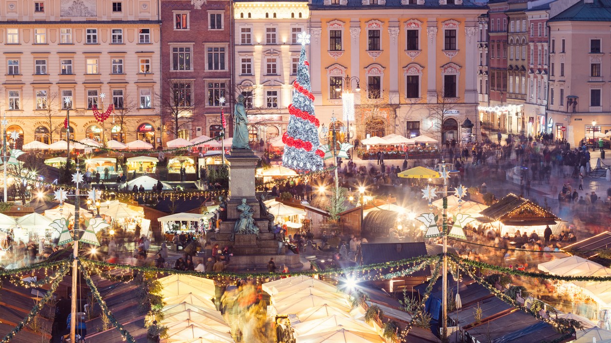 Vianočné trhy na Hlavnom trhovom námestí v Krakove.