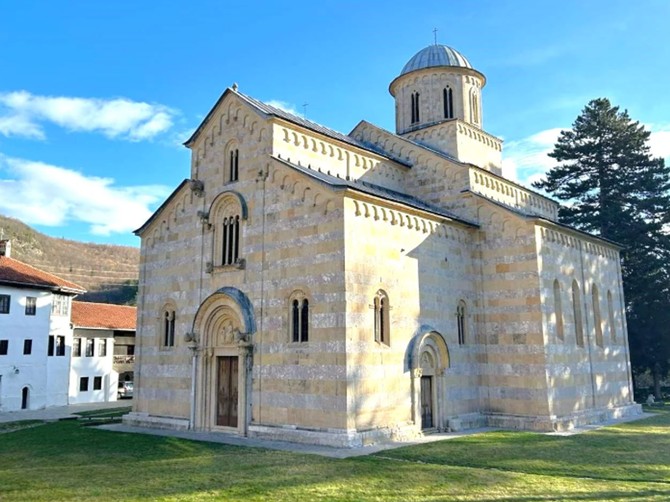 Manastir na Kosovu Albanci prvo sravnili sa zemljom, a sad dolaze da se mole