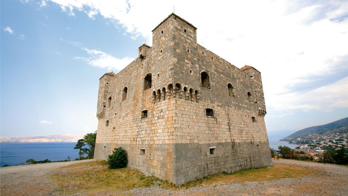 Miasto Senj, tamtejsze Muzeum Miejskie, Ludowy Uniwersytet Otwarty, Wspólnota Turystyczna i Agencja Rozwoju, niedawno zaprezentowały projekt, który powinien wzbogacić dziedzictwo kulturalno-historyczną parku, który otacza zabytkową twierdzę Nehaj i zaoferować odwiedzającym miasto nowe atrakcje. Projekt finansowany jest ze środków Unii Europejskiej.