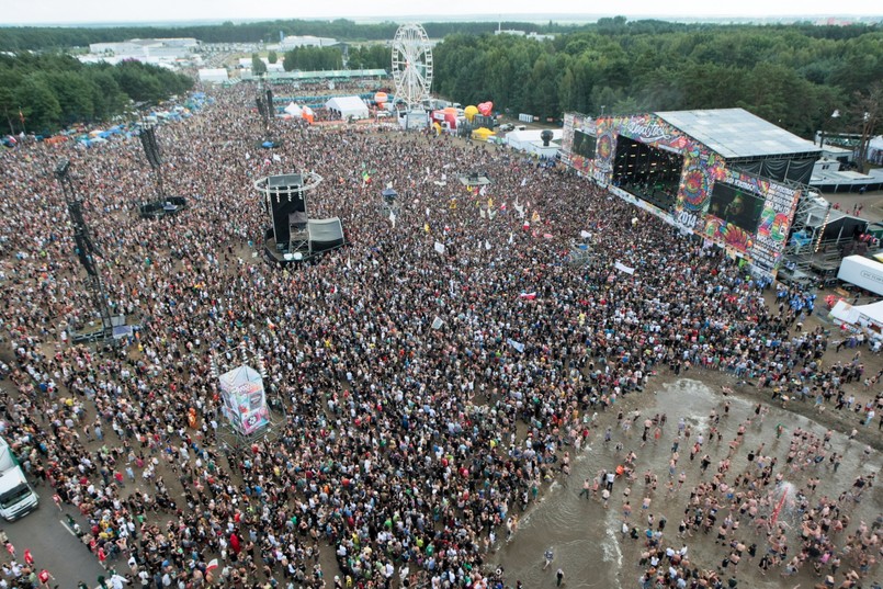 Jak na razie impreza przebiega spokojnie, chociaż Jurek Owsiak powiedział, że służby medyczne na festiwalu miały już trochę pracy. Dotychczas odnotowano 459 interwencji, 2/3 z nich dotyczyło drobnych urazów.