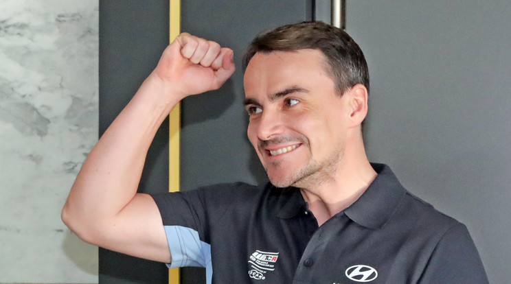 Michelisz Norbertet üdvözlik a hazatérésekor / Fotó: Grnák László