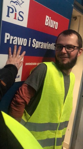 Uczestnicy protestu przykleili się do ścian w siedzibie PiS