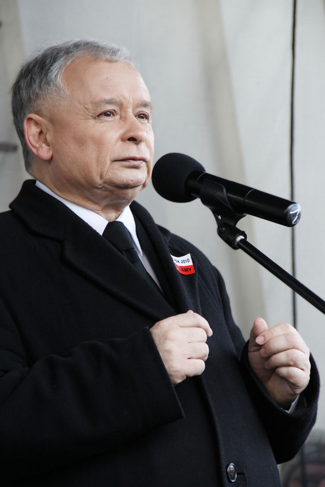 Jarosław Kaczyński przemawiający przed Pałacem Prezydenckim, fot. Iza Procyk-Lewandowska