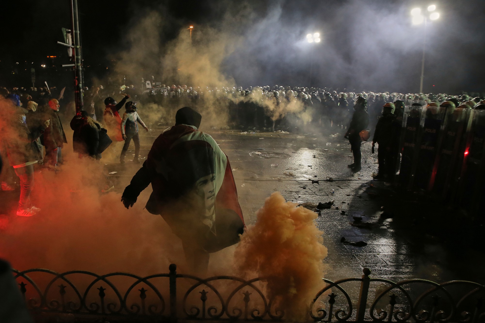 Tisíce Turkov vyšli do ulíc protestovať proti zadržaniu starostu Istanbulu.