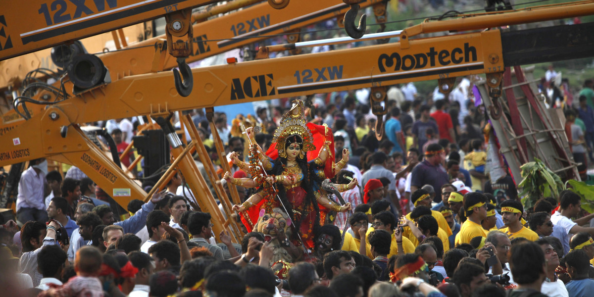 Dźwig runął na wiernych podczas festiwalu religijnego w Indiach.