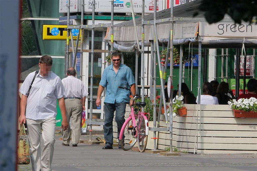 Gołota spaceruje z plikiem dolarów