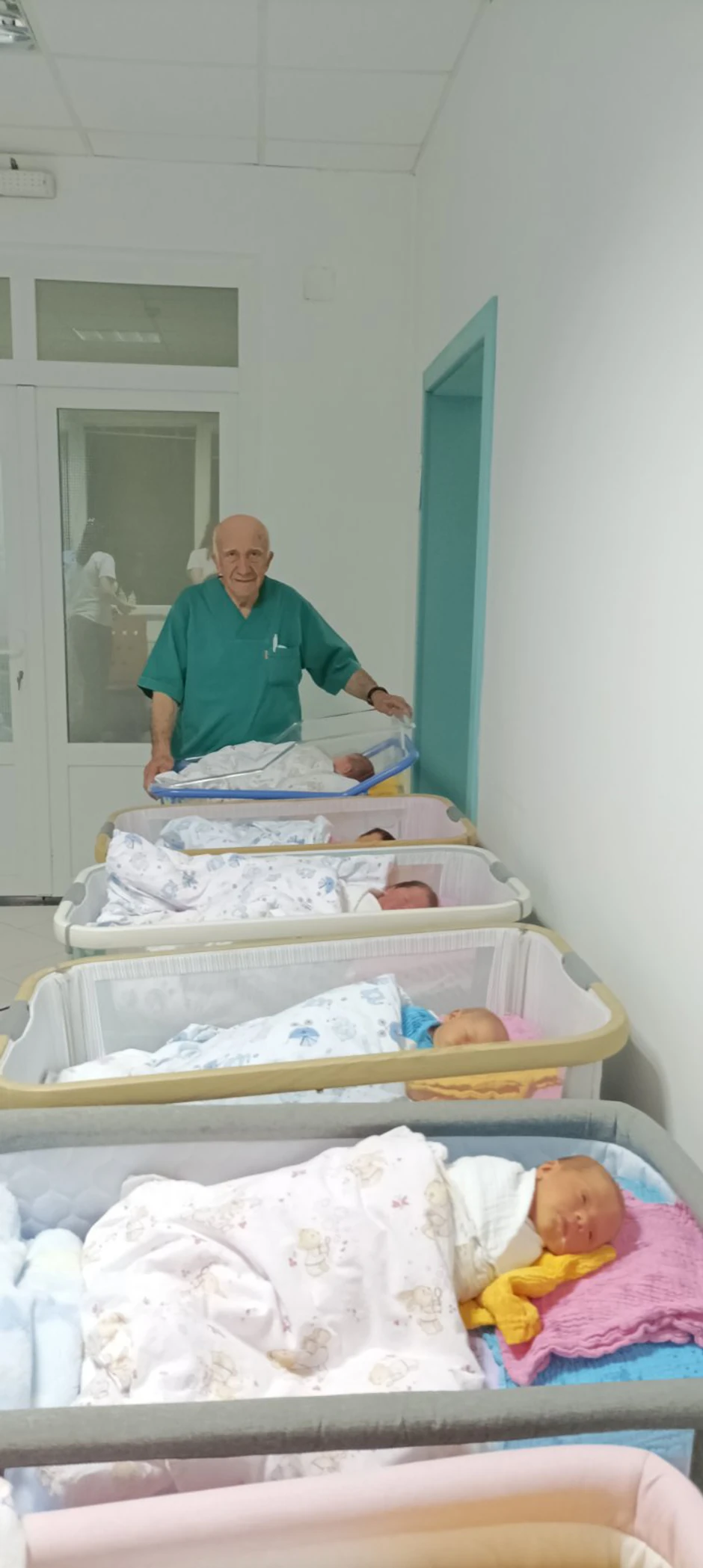 Uz pomoć dr Krstića, tokom četrdeset godina, na svet je došlo 25.000 beba