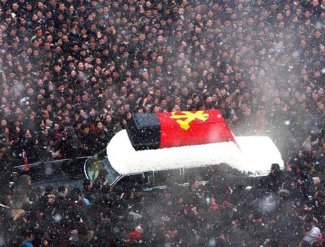 Na centralnym placu Phenianu zgromadził się tłum Koreańczyków