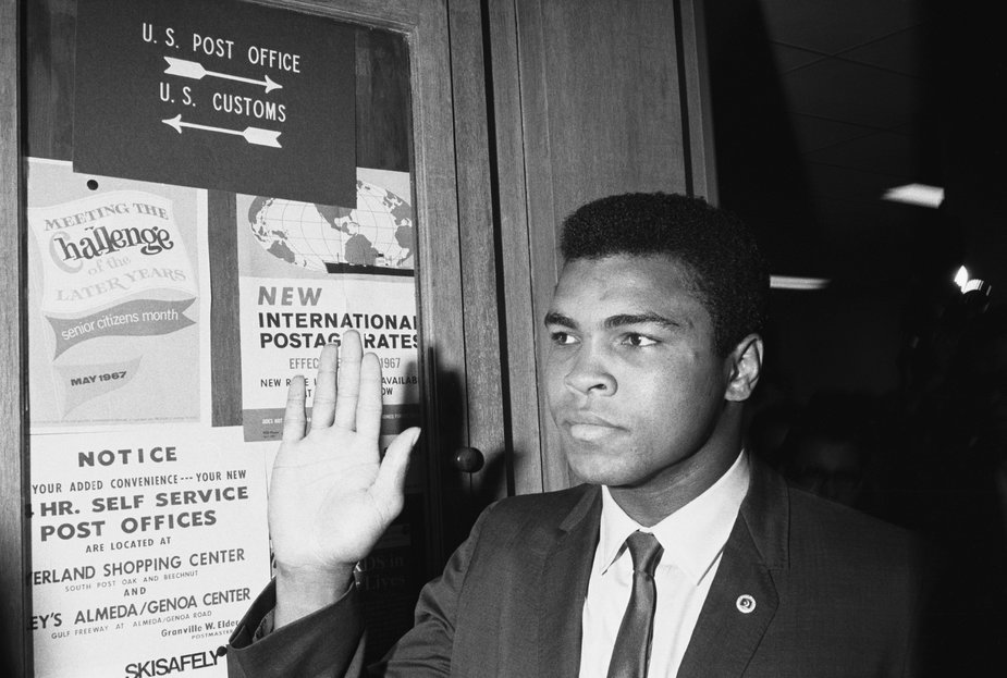 Muhammad Ali machający do fanów zebranych przed punktem poborowym w Houston w 1967 r.