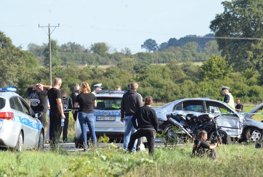 Motocykliści jechali na wesele. W kolumnę uderzyło auto!