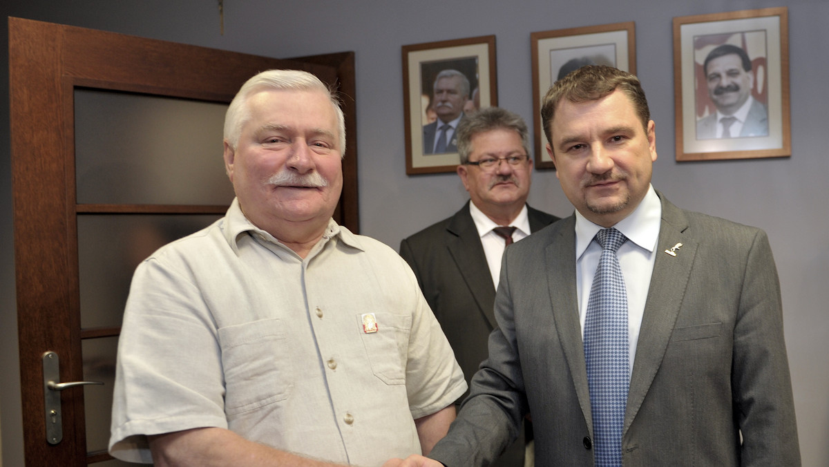 Były prezydent Lech Wałęsa zadeklarował dzisiaj w Gdańsku po spotkaniu z kierownictwem NSZZ "Solidarność", że będzie starał się wspierać działalność związku w obronie ludzi pracy. Zadeklarował, że czuje się związkowcem.