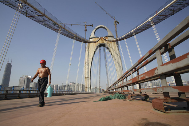 Most w trakcie budowy w delcie Rzeki Perłowej w południowych Chinach